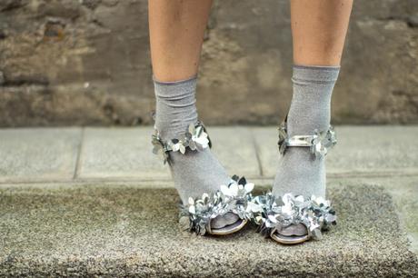 Scarpe Fai da Te per Natale! Un nuovo e luccicante tutorial - DIY - http://www.ilblogdisposamioggi.com/2015/12/diy-scarpe-natale.html