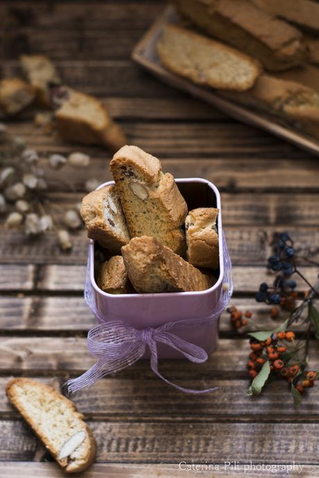 Biscotti da colazione semintegrali con mandorle e olio extravergine di oliva