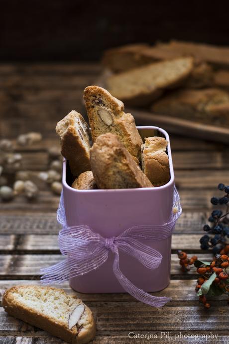 Biscotti da colazione semintegrali con mandorle e olio extravergine di oliva