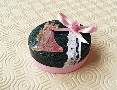 Video Tutorial: decorazione scatola porta caramelle - decoration of a sweets holder Video Tutorial: decorazione scatola porta caramelle - decoration of a sweets holder