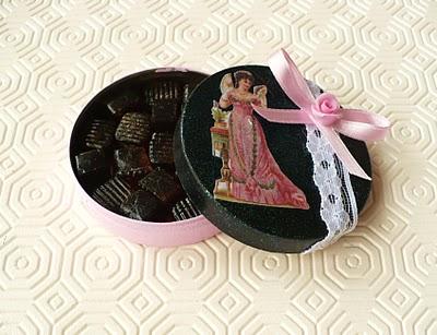 Video Tutorial: decorazione scatola porta caramelle - decoration of a sweets holder Video Tutorial: decorazione scatola porta caramelle - decoration of a sweets holder