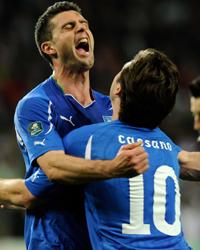 Cassano abbraccia Thiago Motta dopo il suo goal alla Slovenia (Getty Images)