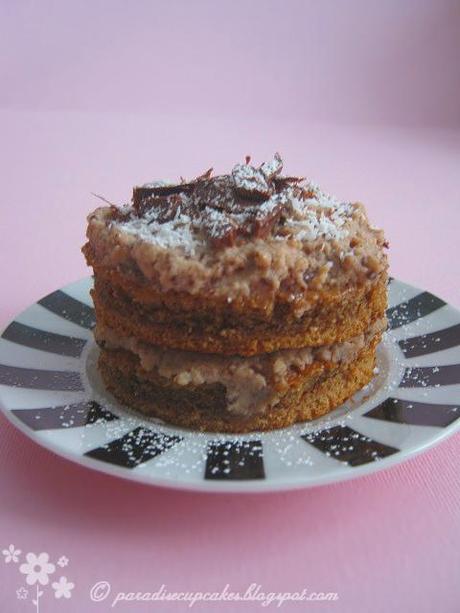 Chocolate Mini Cakes con scaglie  di cocco e frosting al mascarpone