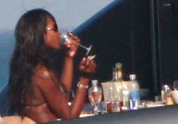 naomi campbell miami Naomi Campbell in vacanza tra fumo e alcool