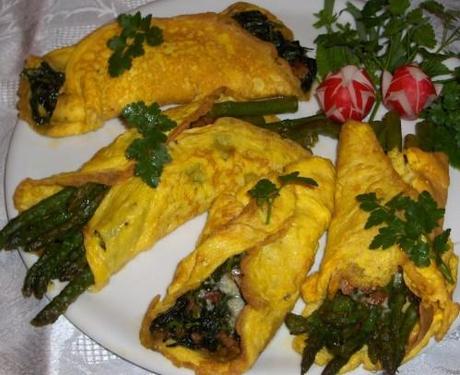 Involtini di frittata con asparagi & stridoli