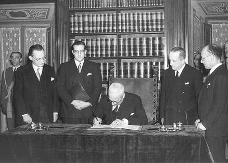 Enrico De Nicola firma la Costituzione alla presenza di Alcide De Gasperi e Umberto Terracini