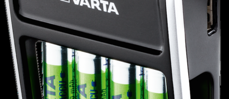 LCD Plug Charger di VARTA, il nuovo caricabatterie da parete facile da usare