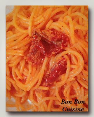 Spaghetti con crema di peperoni rossi, pomodori secchi e pecorino toscano