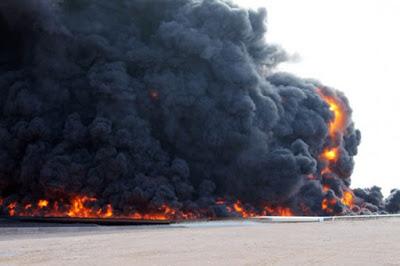 L'Isis attacca il porto petrolifero di Sidra in Libia L'Isis attacca il porto petrolifero di Sidra in Libia