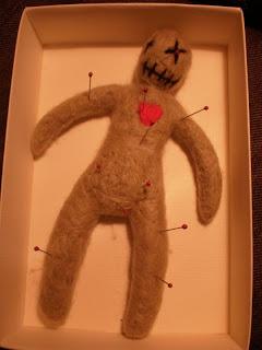 La bambolina voodoo in lana cardata (non si sa mai, nella vita!). Tutorial / La poupée voodoo en laine cardée. Tutorial