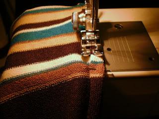 12 pezzi per 12 progetti. (2) Il maglione diventa cardigan. Tutorial./ 12 projets de customisation: le pull transformé en gilet. (2). Tutorial