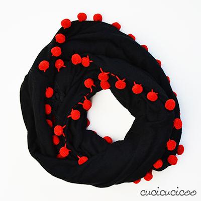 Come cucire una sciarpa ad anello in uno o due colori. Un’idea regalo semplice e veloce da personalizzare con diversi tessuti! www.cucicucicoo.com
