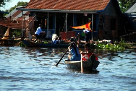 Villaggio galleggiante sul lago Tonle Sap 