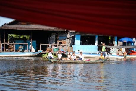 In barca sul lago Tonle Sap: Bambini diretti a scuola