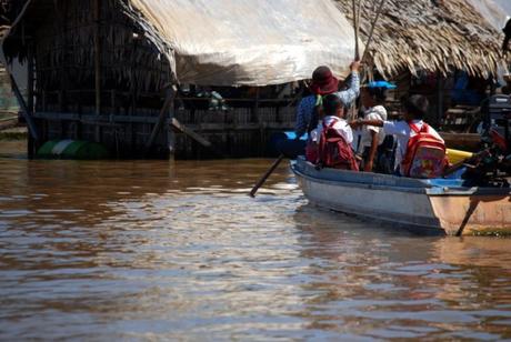 Viaggio in barca sul Tonle Sap: Bambini diretti a scuola
