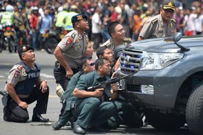 Una serie di esplosioni ha colpito Giacarta Una serie di esplosioni ha colpito Giacarta