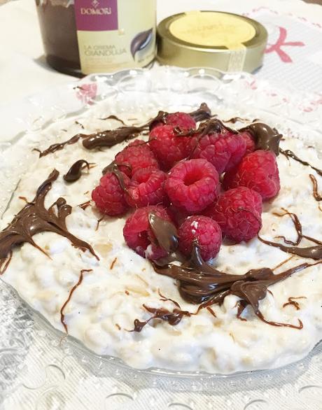 Porridge Proteico con Lamponi e Crema di Nocciole