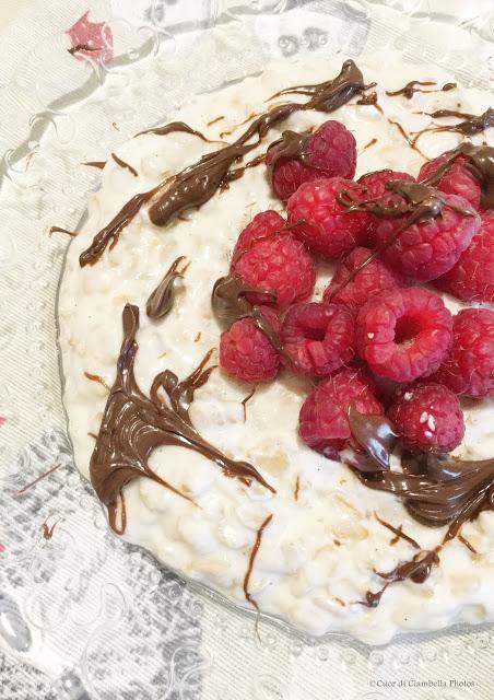 Porridge Proteico con Lamponi e Crema di Nocciole