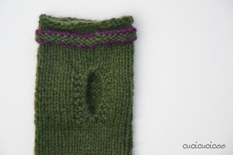 Tepore scaldamani a maglia: uno schema semplice con aperture per il police, lavorati in tondo sul gioco di ferri. Una recensione di www.cucicucicoo.com