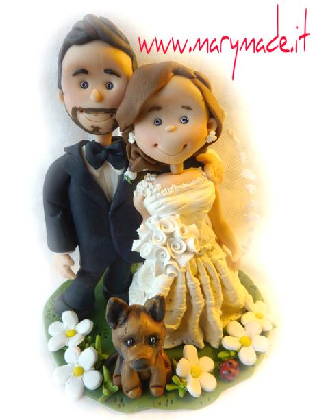 cake topper personalizzato di erika, il suo sposo e l'amichetto cagnolino