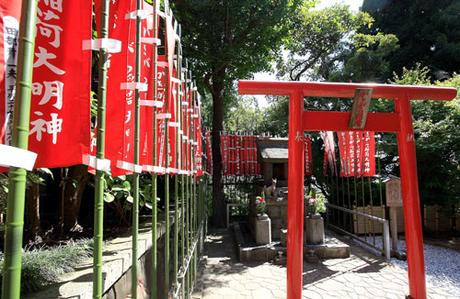 La Volpe di Inari, divinità shintoista della fertilità, dell'agricoltura e del riso, nel giardino del tempio di Kannon a Kamakura. (2, orizzontale).Foto di Elena Bianco copia