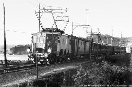 1916: il treno sulla linea ferroviaria costiera presso Albisola