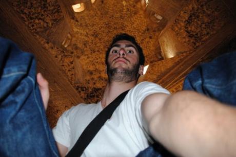 Un giovane Aaron ci mostra cosa non fare all'Alhambra in Spagna.