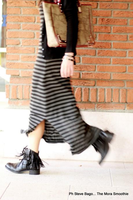 pala buonacara, fashion, fashionblog, fashionblogger, italian fashion blogger, fashion blogger italiana, abito a righe, dress, boots, fringe boots, studiocreazioni, bag, alvieromartini, collana piume, righe frange piume, righe, frange, piume, come indossare abito righe, come indossare frange, stivaletti con le frange, look, outfit, ootd, abito a righe, borsa alviero martini