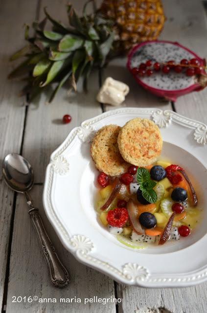 Zuppa dolce di frutta (e un po' di verdura) all'acqua di pomodoro e roccia di nocciola e vaniglia per l'Mtc #53. Perché niente è come appare.