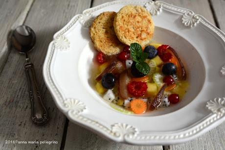 Zuppa dolce di frutta (e un po' di verdura) all'acqua di pomodoro e roccia di nocciola e vaniglia per l'Mtc #53. Perché niente è come appare.