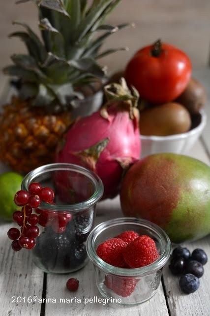 Zuppa dolce di frutta (e un po' di verdura) all'acqua di pomodoro e roccia di nocciola e vaniglia per l'Mtc #53. Perché niente è come appare.