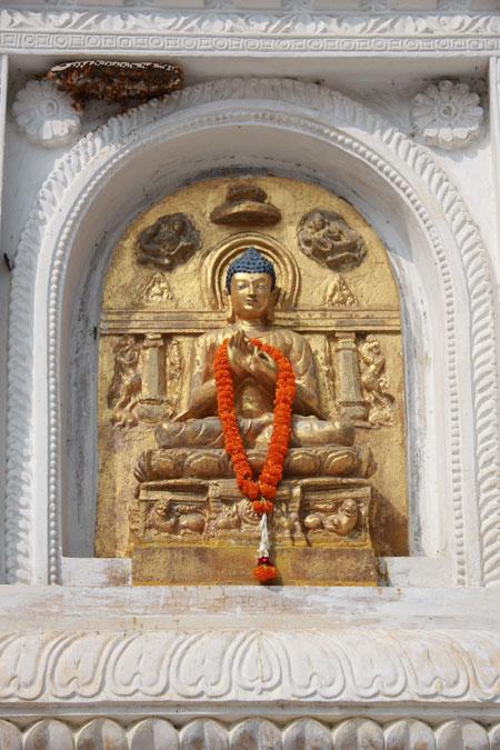 1 Buddha sul perimentro del Mahabodhi Temple a Bodh Gaya. Foto di Marco Restelli