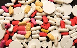 Farmaci: ogni italiano ne consuma una confezione e mezzo al mese pillole