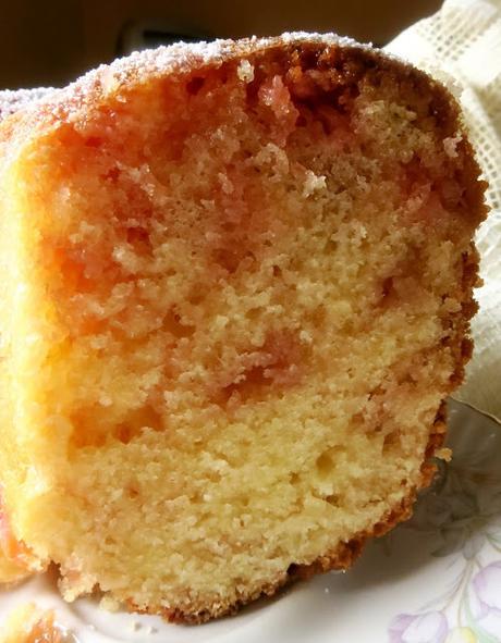 CIAMBELLA ALLA PANNA ACIDA E CIOCCOLATO ALLA VIOLETTA CIAMBELLA ALLA PANNA ACIDA E CIOCCOLATO ALLA VIOLETTA