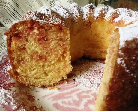 CIAMBELLA ALLA PANNA ACIDA E CIOCCOLATO ALLA VIOLETTA CIAMBELLA ALLA PANNA ACIDA E CIOCCOLATO ALLA VIOLETTA