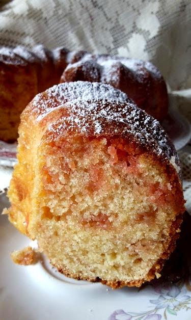 CIAMBELLA ALLA PANNA ACIDA E CIOCCOLATO ALLA VIOLETTA CIAMBELLA ALLA PANNA ACIDA E CIOCCOLATO ALLA VIOLETTA