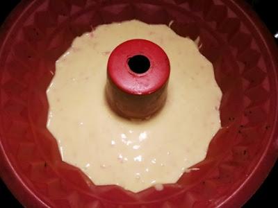 CIAMBELLA ALLA PANNA ACIDA E CIOCCOLATO ALLA VIOLETTA CIAMBELLA ALLA PANNA ACIDA E CIOCCOLATO ALLA VIOLETTA
