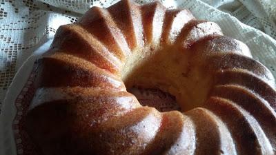 CIAMBELLA ALLA PANNA ACIDA E CIOCCOLATO ALLA VIOLETTA CIAMBELLA ALLA PANNA ACIDA E CIOCCOLATO ALLA VIOLETTA
