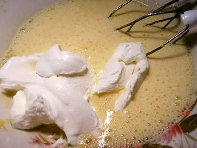 CIAMBELLA ALLA PANNA ACIDA E CIOCCOLATO ALLA VIOLETTA CIAMBELLA ALLA PANNA ACIDA E CIOCCOLATO ALLA VIOLETTA