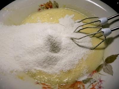 CIAMBELLA ALLA PANNA ACIDA E CIOCCOLATO ALLA VIOLETTA CIAMBELLA ALLA PANNA ACIDA E CIOCCOLATO ALLA VIOLETTA