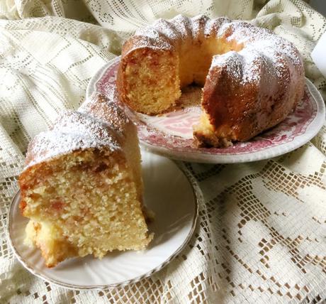 CIAMBELLA ALLA PANNA ACIDA E CIOCCOLATO ALLA VIOLETTA CIAMBELLA ALLA PANNA ACIDA E CIOCCOLATO ALLA VIOLETTA