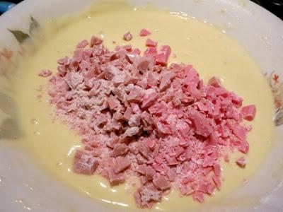 CIAMBELLA ALLA PANNA ACIDA E CIOCCOLATO ALLA VIOLETTA CIAMBELLA ALLA PANNA ACIDA E CIOCCOLATO ALLA VIOLETTA
