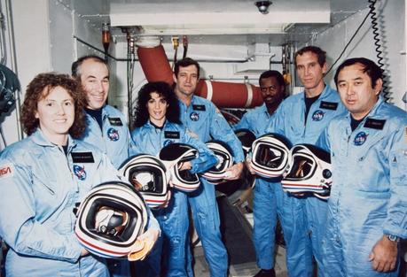 L'equipaggio della missione STS 51L tragicamente scomparso in seguito all'esplosione dello Space Shuttle Challenger, il 28 gennaio 1986. Da sinistra a destra: Christa McAuliffe e Gregory B. Jarvis (Payload Specialist), Judith A. Resnik (Mission Specialist), Francis R. Scobee (Comandante), Ronald E. McNair (Mission Specialist), Michael J. Smith (Pilota), Ellison S. Onizuka (Mission Specialist). Crediti: NASA