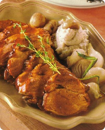 Arrosto di maiale con castagne e I cipollotti glassati Arrosto di maiale con castagne e I cipollotti glassati