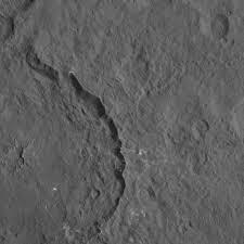 Il cratere fessurato Dantu _Cerere