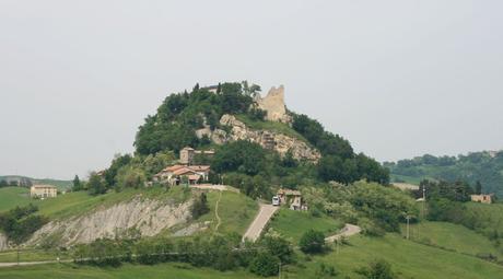 IL CASTELLO DI CANOSSA A RISCHIO CHIUSURA IL CASTELLO DI CANOSSA A RISCHIO CHIUSURA