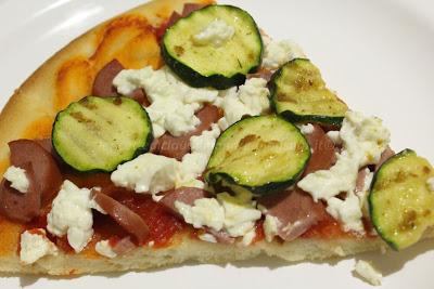 Pizza con zucchine, quartirolo, wurstel e lievito madre