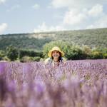 C’è ancora tempo per fare l’amore Provenza: alla ricerca della lavanda perduta, Sandra Bacci, abito con girasoli, campi di lavanda in fiore