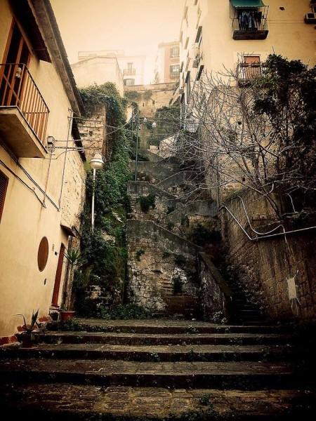 Sii Turista torna a pulire: tocca a un gioiello conosciuto da 1 napoletano su 1000 scale vico canalone all'olivella napoli