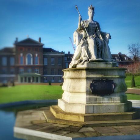 Il monumento alla regina Vittoria davanti Kensington Palace